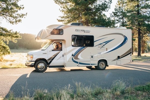 Quels sont les conseils pour camper en toute détente dans un camping 4 étoiles sur l'Ile de Ré ?