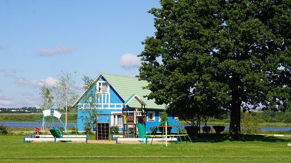 Quels sont les services de camping qui favorisent la détente à Hyères ?