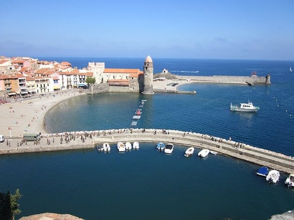 Quels sont les services proposés dans les campings 4 étoiles pour un séjour détente à Collioure ?