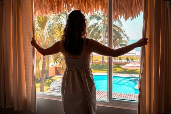 Quels services de camping sont disponibles pour camper en Ardèche dans un luxueux 5 étoiles avec spa ?