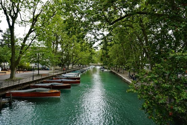 Les Meilleurs Spots de Camping près d'Annecy pour une Aventure Inoubliable