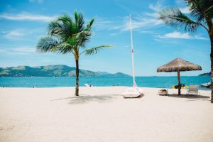 Une belle plage paradisiaque.
